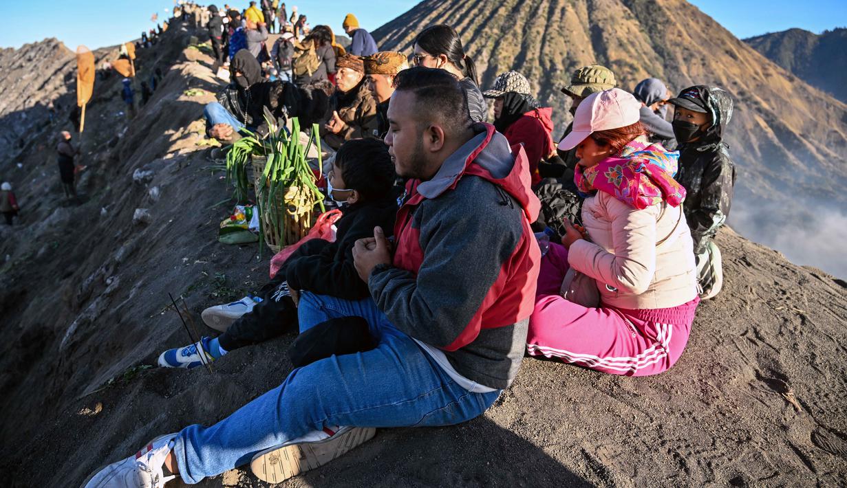 Umat Hindu dari komunitas Tengger mempersembahkan doa di kawah Gunung Bromo selama festival Yadnya Kasada di gunung dekat Probolinggo, Jawa Timur, Senin 1 Juni 2026. (JUNI KRISWANTO/AFP)