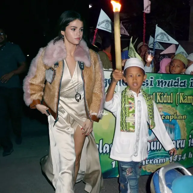 6 Editan Foto Selena Gomez Jadi Orang Indonesia Ini Bikin Ngakak