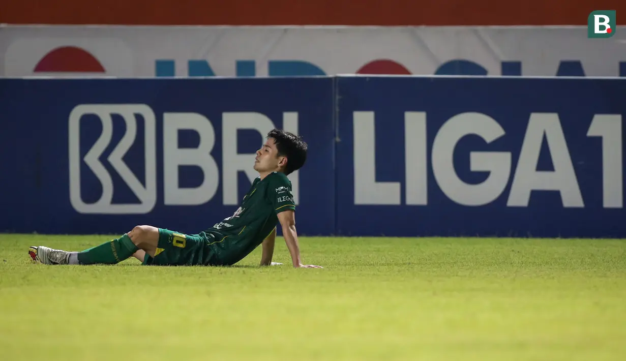 Ekspresi kecewa pemain Persebaya Surabaya, Taisei Marukawa usai laga pekan ke-8 BRI Liga 1 2021/2022 melawan Persela Lamongan di Stadion Maguwoharjo, Sleman, Kamis (21/10/2021). (Bola.com/Bagaskara Lazuardi)