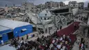 Warga Palestina berkumpul di jalan yang rusak parah untuk melaksanakan salat menandai dimulainya Idul Adha, Hari Raya Kurban, di Khan Yunis, Jalur Gaza Selatan, pada Rabu 27 Mei 2026. (BASHAR TALEB/AFP)