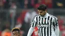 Penyerang Juventus, Alvaro Morata berusaha melewati bek Bayern Munchen, David Alaba pada pertandingan leg kedua Babak 16 Besar Liga Champions Munich, Jerman selatan pada 16 Maret 2016. (AFP/Christof Stache)