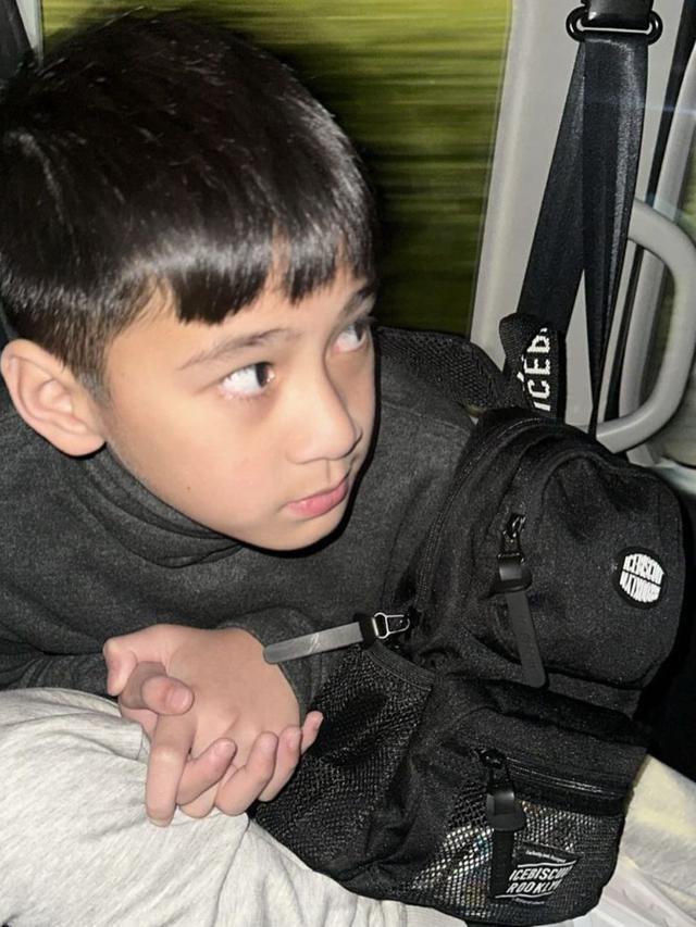 Ekspresi Rafathar duduk di pinggir jalan Jepang. (credit: instagram.com/raffinagita1717)