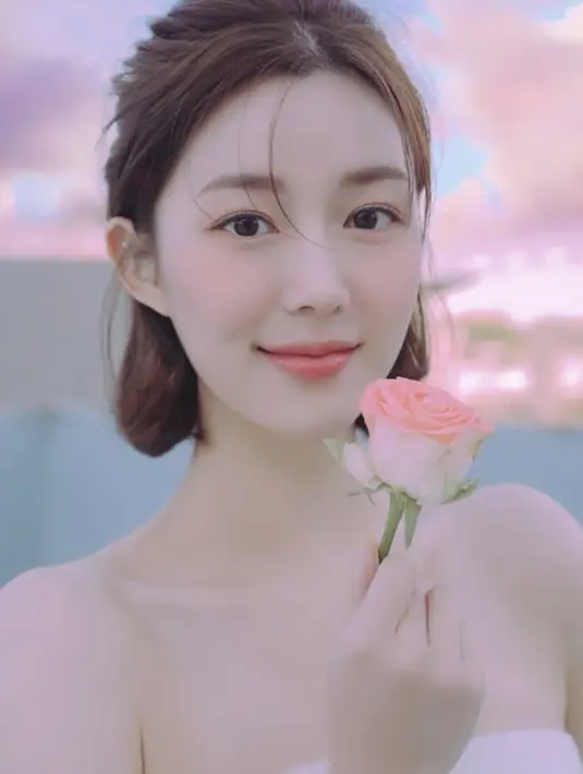 Selain rambut panjang, Lee Da In tampil dengan rambut pendek cokelatnya tanpa poni.(@xx__dain)