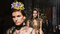 Koleksi busana bermotif batik Maquin Couture yang mejeng di runway Milan Fashion Week jelang Hari Batik Nasional. (dok. Instagram @maquinnofficial/https://www.instagram.com/p/CFnh3x0Fy3x/)