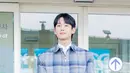 Jung Hae-in muncul di bandara dengan visual yang dengan wajah tampan, rambut pendek poni belah dua yang menarik perhatian. Senyum tipisnya tampak saat menyapa media sebelum keberangkatannya. [Dior]