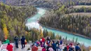 Para wisatawan mengunjungi kawasan wisata Kanas di Altay, Daerah Otonom Uighur Xinjiang, China barat laut, pada 28 September 2020. (Xinhua/Sadat)