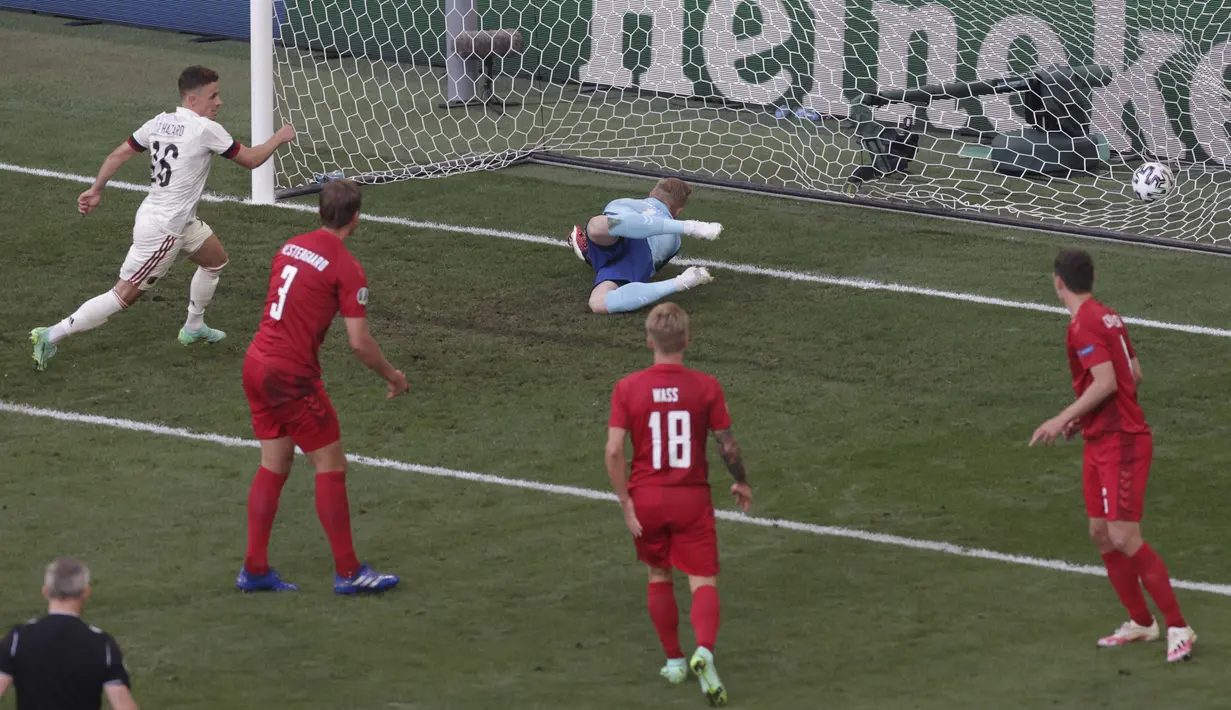 Dampak masuknya De Bruyne begitu besar. Menit ke-54, Belgia akhirnya menyamakan kedudukan. Serangan balik cepat dari Lukaku, bola diterima De Bruyne di sisi kanan, umpan terobosan ke tengah kotak penalti, disambar Thorgan Hazard. (Foto: AP/Pool/Hannah McKay)