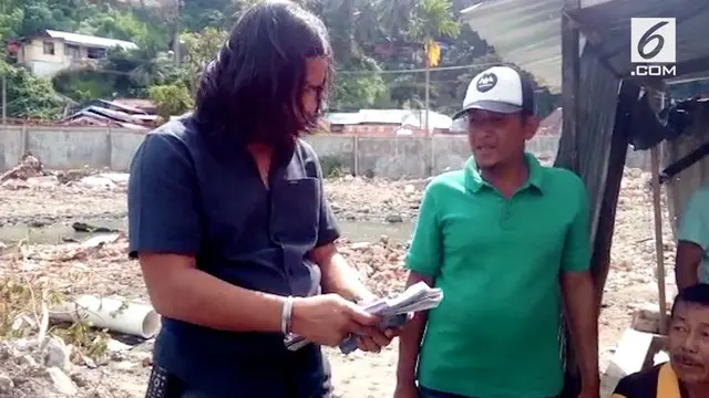 Petugas merazia para preman yang melakukan pungli di Pelabuhan Teluk Bayur, Padang. Barang bukti didapat berupa uang pungli sebesar belasan juta rupiah.