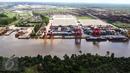 Aktivitas bongkar muat kapal saat bersandar di Pelabuhan PT. Indah Kiat Pulp and Paper, Kabupaten Siak, Riau, dari helikopter, Senin (18/07). Pelabuhan tersebut mampu menampung 15 kapal saat bersandar. (Liputan6.com/Fery Pradolo)
