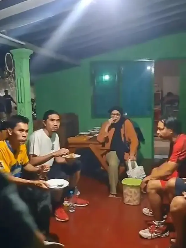 5 Potret Kesederhanaan Duta Sheila On 7 Makan Bakmi Jawa di Desa, Ditemani Istri