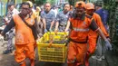 Sebagai informasi, hingga awal Mei 2026, dilaporkan lebih dari 11 ton ikan sapu-sapu telah ditangkap dari berbagai saluran air di Jakarta. Tampak dalam foto, petugas PPSU saat melakukan proses penangkapan dan pendataan ikan sapu-sapu di kawasan Setu Babakan, Jakarta Selatan, Selasa (5/5/2026). (merdeka.com/Arie Basuki)