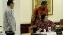 Menteri Kesehatan, Nila F Moeloek (duduk) saat mengikuti rapat terbatas bersama Presiden Joko Widodo di Komplek Istana Kepresidenan, Jakarta, Jumat (27/2/2015). Rapat membahas tentang keluhan masyarakat mengenai biaya BPJS.  (Liputan6.com/Faizal Fanani)