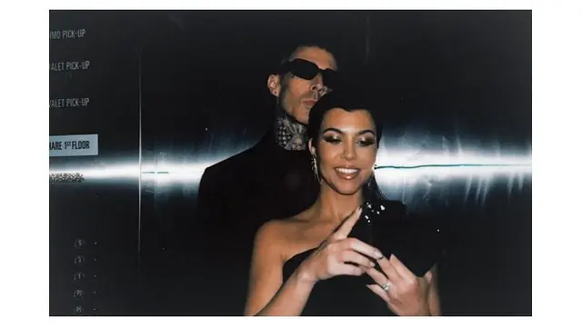 7 Potret Mesra Kourtney Kardashian dan Travis Barker, Resmi Menikah Secara Diam-Diam