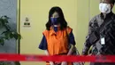 Wakil Direktur PT Adonara Propertindo, Anja Runtuwene usai menjalani pemeriksaan di Gedung KPK, Jakarta, Jumat (20/8/2021). Anja Runtuwene merupakan tersangka dugaan korupsi pengadaan tanah untuk Perumda Pembangunan Sarana Jaya tahun 2019 di Munjul Pondok Ranggon. (Liputan6.com/Helmi Fithriansyah)