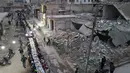 Pemandangan udara menunjukkan warga Suriah duduk di tengah-tengah bangunan yang rusak untuk berbuka puasa di Tadef, dekat kota perbatasan al-Bab, yang dikendalikan oleh pemberontak yang didukung Turki di Suriah di pedesaan timur provinsi Aleppo (18/4/2022). (AFP/Bakr Alkasem)