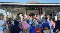 Penganut Islam Aboge di Masjid Sayid Kuning, Onje, Mrebet Purbalingga menggelar salat Id, Senin (25/5/2020). (Foto: Liputan6.com/Istimewa)
