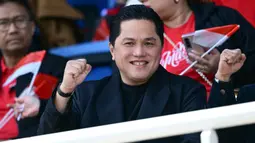 Ketua Umum PSSI, Erick Thohir memberi dukungan kepada Timnas Indonesia U-23 jelang menghadapi Guinea U-23 pada laga play-off antar-konfederasi menuju Olimpiade Paris 2024 di Stade Pierre Pibarot, Centre National du Football de Clairefontaine, Prancis, Kamis (9/5/2024). (AFP/Miguel Medina)