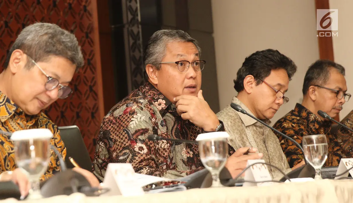 Gubernur BI, Perry Warjiyo (kedua kiri) saat jumpa pers di Gedung BI, Jakarta, Jumat (29/06). Pada Rapat Dewan Gubernur BI, suku bunga Lending Facility (LF) sebesar 50 bps menjadi 6%, berlaku efektif sejak 29 Juni 2018. (Liputan6.com/Herman Zakharia)