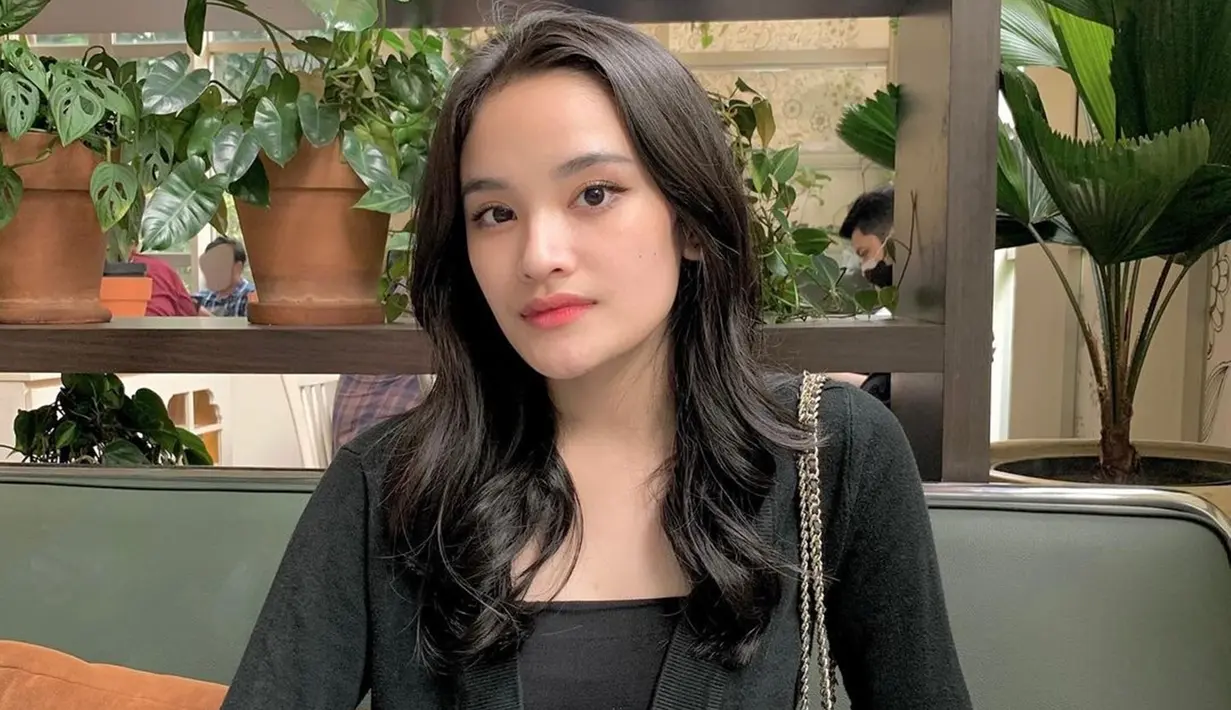 Ashel JKT48 menjadi salah satu member yang memiliki banyak followers di Instagram. Saat ini Ashel memiliki 146 ribu followers. Gaya penampilannya pakai outfit serba hitam kian menyempurnakan kecantikan Ashel. Tak heran foto ini banjir like dan komentar dari netizen. (Liputan6.com/IG/@jkt48.ashel)