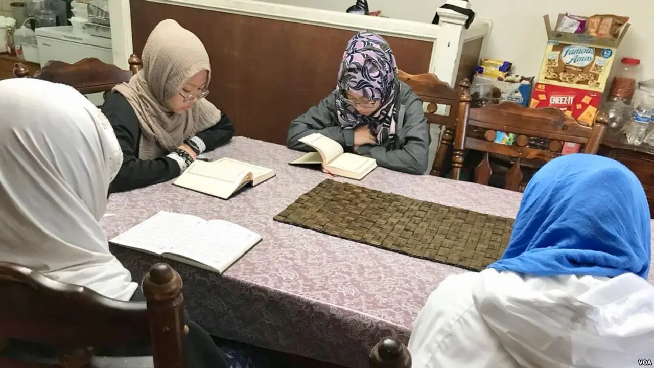 Huda mengajar khusus anak-anak warga Indonesia di rumah setiap Minggu jam 14.00 sampai 16.00. (VOA)