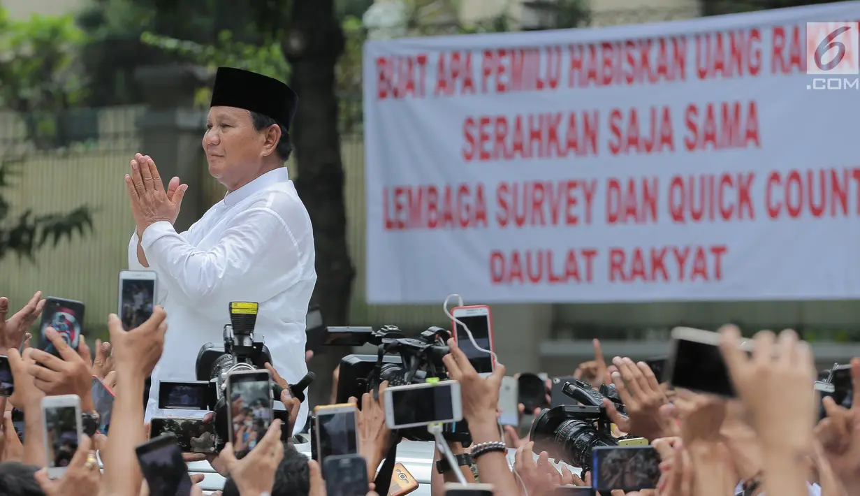 Capres nomor urut 02 Prabowo Subianto menyapa pendukungnya di kediamannya di Jalan Kertanegara, Kebayoran Baru, Jakarta, Jumat (19/4). Usai melaksanakan Salat Jumat, Prabowo disambut ribuan pendukungnya yang telah menunggu di Kartanegara dari pagi. (Liputan6.com/Faizal Fanani)