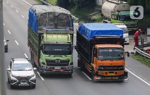 Namun, muncul tarik menarik kepentingan antara keselamatan pengguna jalan dan kebutuhan ekonomi, terutama pertimbangan bakal menaikkan biaya distribusi logistik bagi dunia usaha. (Liputan6.com/Angga Yuniar)