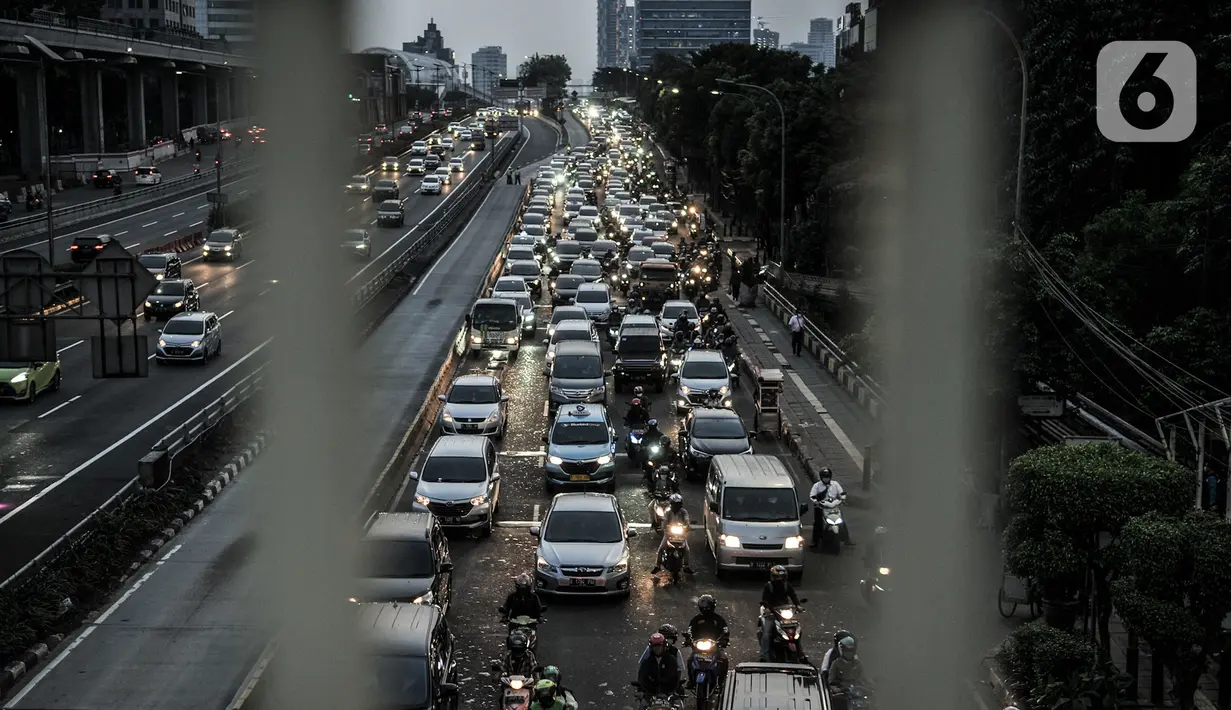 Kepadatan arus lalu-lintas saat pemberlakuan Ganjil Genap di Jalan MT Haryono, Jakarta, Senin (3/8/2020). Seperti diketahui, Pemprov DKI Jakarta kembali memberlakukan Ganjil Genap di 25 ruas jalan Ibu Kota sebagai upaya menekan laju pertambahan kasus Covid-19. (merdeka.com/Iqbal S. Nugroho)