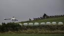 Helikopter merekam gambar para pebalap pada etape ke-10 yang berjarak 197km  Tour de France edisi 103. (12/7/2016). (AFP/Jeff Pachoud)