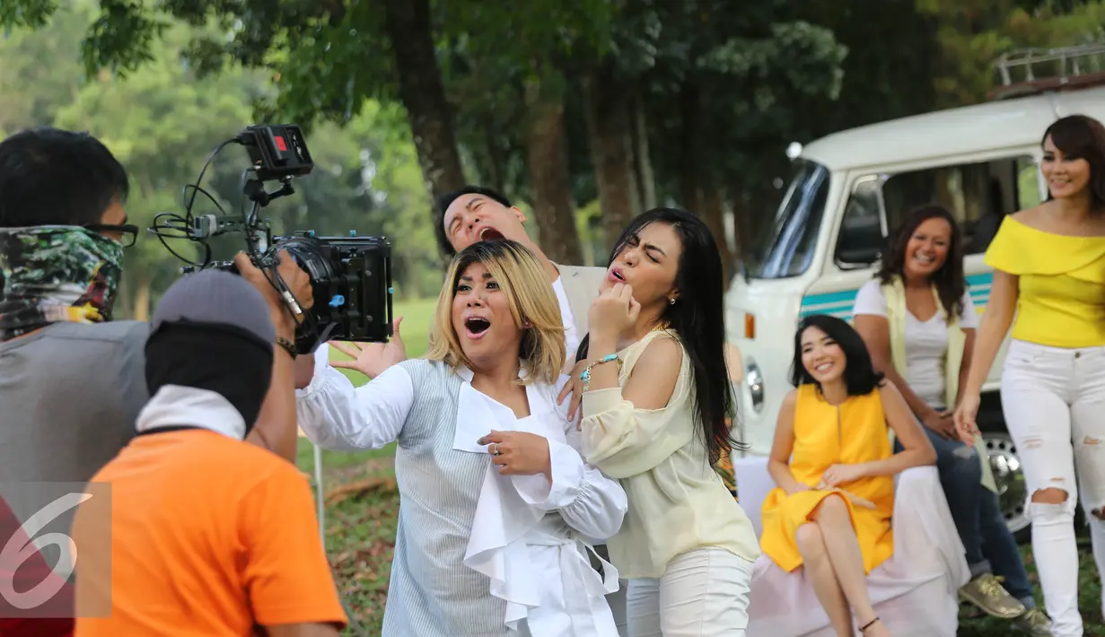 Salah satu adegan di video klip singel kedua Regina yang berjudul 'Dibawa Happy Aja', Jakarta, Kamis (14/7). (Liputan6.com/Herman Zakharia)