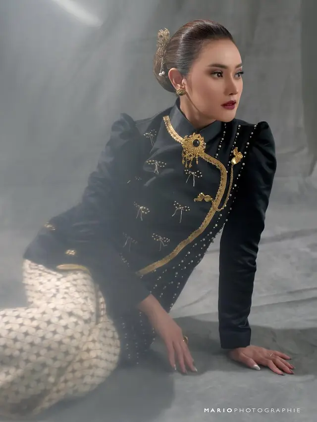 5 Inspirasi Model Kebaya Modern Ala Devina Kirana, Anggun dengan Pilihan Warna Cerah (credit: instagram/kiranadevina).