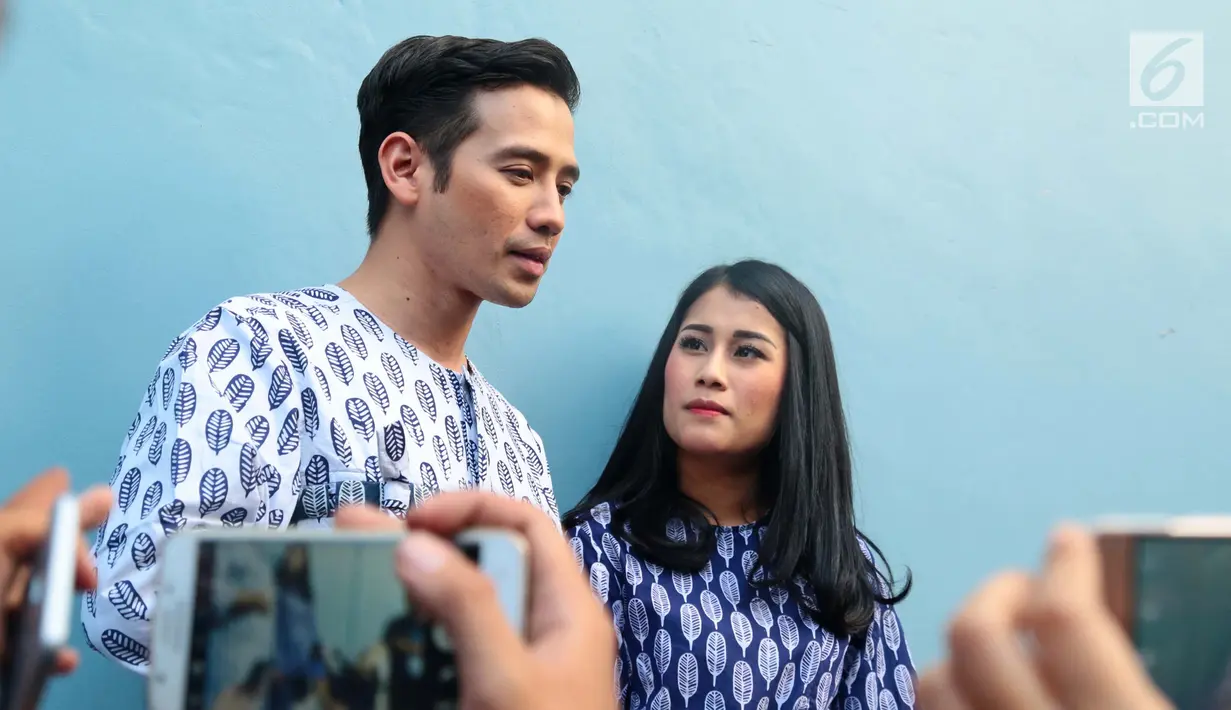 Aktor Tarra Budiman dan istri Gya Sadiqah saat diwawancarai awak media di kawasan Kapt Tendean, Jakarta, Rabu (30/08). (Liputan6.com/Herman Zakharia)