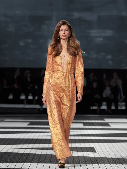 Jubah mandi dan piyama kasual, sepatu bergaya tahun 1930an dan variasi diskonya, crepe de chine dan terrycloth, baju renang, atasan lilit, penghangat kaki, dan gaun malam menggambarkan imajinasi koleksi tentang sejarah dan kode Chanel. Foto: Document/Chanel.