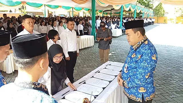 Momen para ASN PPPK Blora saat menandatangani berkas disaksikan Bupati Blora Arief Rohman. (Liputan6.com/Ahmad Adirin)