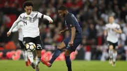 Gelandang Jerman, Leroy Sane, berusaha melewati bek Inggris, Joe Gomez, pada laga persahabatan di Stadion Wembley, London, Jumat (10/11/2017). Kedua negara bermain imbang 0-0. (AP/Kirsty Wigglesworth)