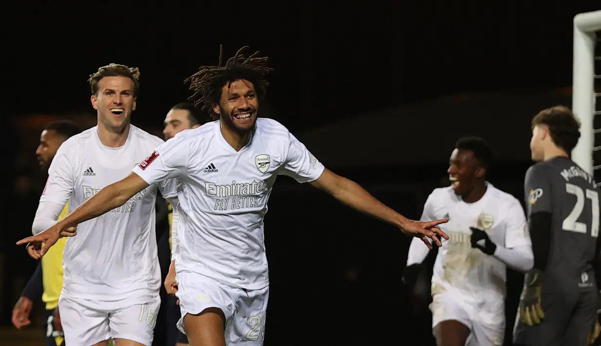 Selebrasi gelandang Arsenal, Mohamed Elneny setelah mencetak gol ke gawang Oxford United dalam laga putaran ketiga Piala FA 2022/2023 di Kassam Stadium, Oxford (9/1/2023). Telah menghuni skuad Arsenal sejak awal musim 2015/2016 saat didatangkan dari FC Basel, Mohamed Elneny yang saat ini hanya menjadi pemain pelapis, tercatat sebagai pemain tertua kedua The Gunners musim 2022/2023 dengan usia 30 tahun. (AFP/Adrian Dennis)