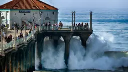 Peringatan tersebut menggambarkan gelombang dan arus deras yang diperkirakan akan menghantam garis pantai tertentu sebagai potensi berbahaya dan mengancam jiwa. Peringatan tersebut diberlakukan pada hari Rabu, 27 Desember 2023, untuk sebagian wilayah Oregon dan Hawaii. (AP Photo/Richard Vogel)