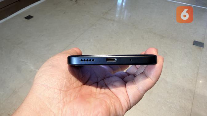 Port USB-C dan speaker di bagian bawah Vivo Y31d Pro. (Liputan6.com/ Yuslianson)