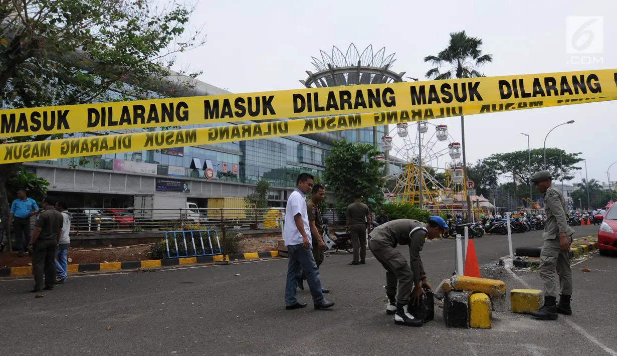 Garis polisi terpasang di areal parkir liar yang disegel oleh Satpol PP Kota Tangerang Selatan di kawasan BSD, Rabu (3/10). Penyegelan dilakukan lantaran pihak pengelola parkir tidak memiliki izin. (Merdeka.com/Arie Basuki)
