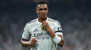 Bek Real Madrid asal Inggris #12, Trent Alexander-Arnold, terlihat dalam pertandingan sepak bola Liga Spanyol antara Real Madrid CF dan CA Osasuna di Stadion Santiago Bernabeu, Madrid, pada Rabu (20-8-2025) dini hari WIB. (Thomas COEX/AFP)