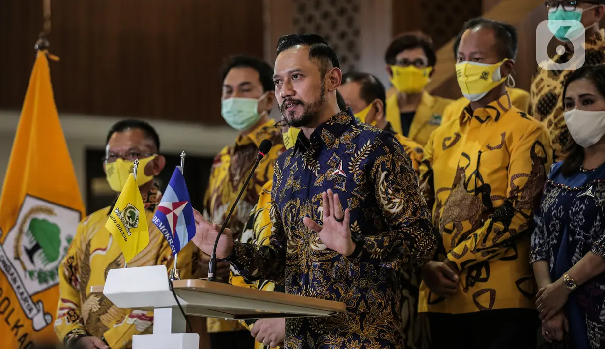Ketua Umum Parta Demokrat Agus Harimurti Yudhoyono memberikan keterangan pers seusai pertemuan di DPP Partai Golkar, Jakarta, Kamis (25/6/2020). AHY melakukan pertemuan untuk membahas Pilkada serentak 2020 serta pembangunan perekonomian saat pandemi COVID-19 ini. (Liputan6.com/Johan Tallo)