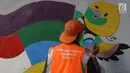 Petugas PPSU Srengseng Sawah menggambar mural bertema Asian Games 2018 di kolong flyover Universitas Indonesia, Depok, Jawa Barat, Jumat (27/7). Mural dibuat dalam rangka menyambut perhelatan Asian Games 2018. (Liputan6.com/Immanuel Antonius)