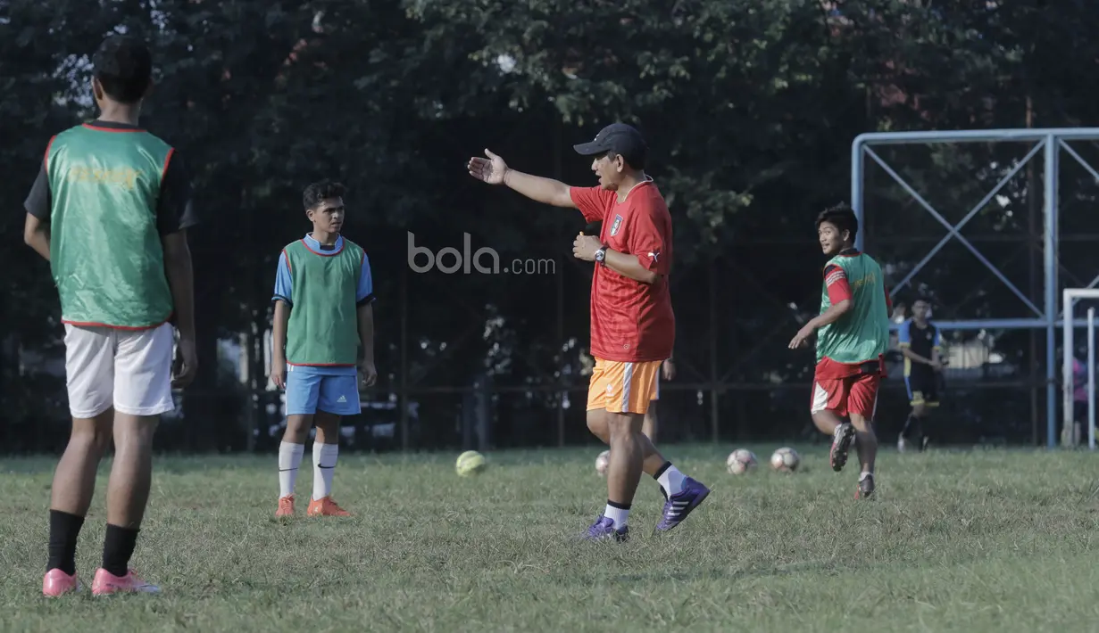 Pelatih Persija Jakarta U-17, Herry Latif, memimpin langsung latihan di Lapangan Banteng, Jakarta, Sabtu (2/7/2017). Latihan tersebut untuk persiapan jelang Piala Suratin U-17. (Bola.com/M Iqbal Ichsan)