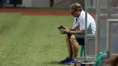 Robert Rene Alberts memipin timnya PSM Makassar bertengger pada puncak klasemen sementara Liga 1 2017 dengan 23 poin, poin tersebut merupakan hasil dari tujuh kali menang, dua kali imbang dan dua kali kalah. (Bola.com/Nicklas Hanoatubun)