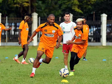 Bek Persipura, Andri Ibo (ketiga kiri) berebut bola dengan Zulham Zamrun saat berlatih di Lapangan C Senayan, Jakarta, Selasa (5/5/2015). Latihan tersebut persiapan jelang AFC 2015 di Bengaluru, India, 12 Mei mendatang. (Liputan6.com/Helmi Fithriansyah)