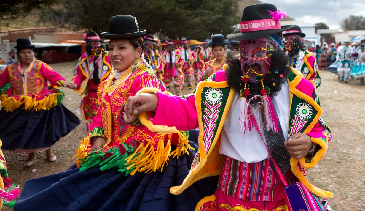 Sejumlah warga mengenakan kostum menari saat karnaval Anata Andina (Andean karnaval) di Caquiaviri, Bolivia, Selasa (17/1). Perayaan tersebut digelar selama empat hari di Provinsi Caquiaviri. (AP Photo/Juan Karita)