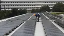 Pemprov Daerah Khusus Jakarta mendorong pemanfaatan Energi Baru Terbarukan (EBT) sebagai sumber energi alternatif diantaranya mendorong pembangunan PLTS pada atap-atap gedung. (merdeka.com/Arie Basuki)