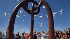 Warga melepaskan 88 burung merpati dalam peringatan 13 tahun tragedi Bom Bali I di Sydney Coogee Beach, Australia, Senin (12/10/2015). Dalam tragedi tersebut, 88 warga Australia tewas. (AFP/William West)