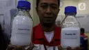 Salah satu pekerja menunjukkan Polytam PF 1000 dan Powder PP di Pertamina Rifinery Unit III Plaju, Palembang, Sumatera Selatan, Selasa (10/9/2024). (Liputan6.com/Herman Zakharia)