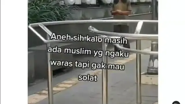 Viral Video ODGJ Salat di Trotoar, Arah Kiblat Jadi Sorotan