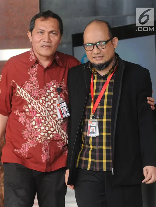 Penyidik KPK Novel Baswedan didampinggi Wakil Pimpinan KPK Saut Situmorang berjalan keluar gedung KPK, Jakarta, Rabu (11/4). Kasus penyiraman air keras Novel Baswedan genap satu tahun. (Merdeka.com/Dwi Narwoko)